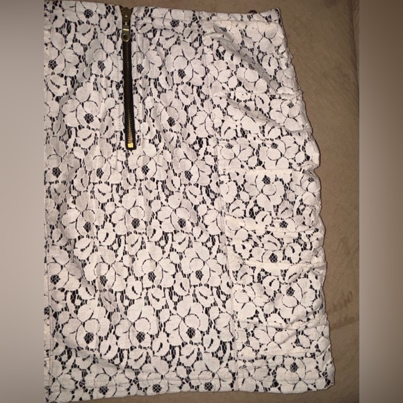 Heart & Soul Lace, Ruched Sides Skirt! (9/10)
Gold Zipper Closure on back! - Picture 8 of 15